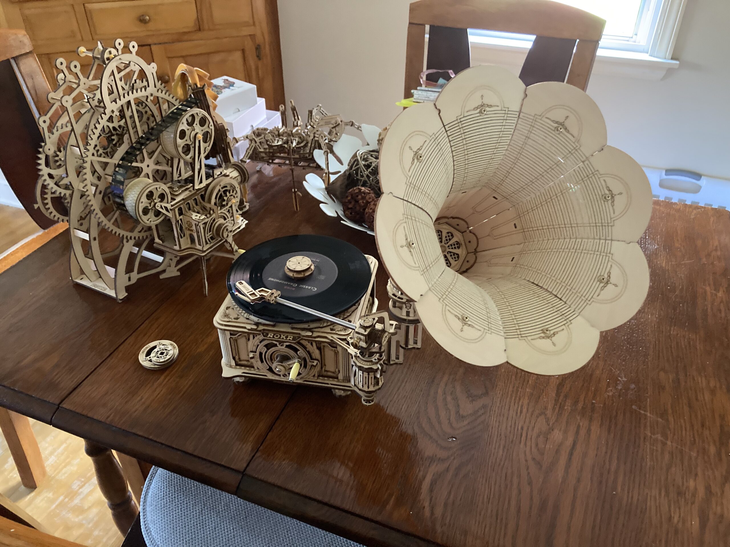 Gramofon Clasic cu Manivela + Mod Electric - Puzzle 3D Mecanic din Lemn - 424 Piese - ROKR LKB01D photo review